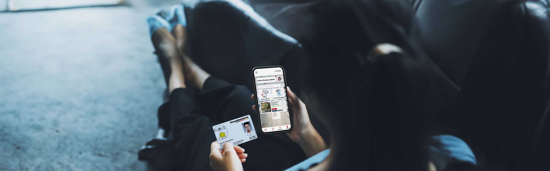 WEPA E-Rezept header Eine Frau, die auf dem Sofa sitzt und in ihrer Hand ein Handy hält, auf dem die WEPA E-Rezept-App geöffnet ist. In der anderen Hand hält sie ihre Krankenversicherungskarte.